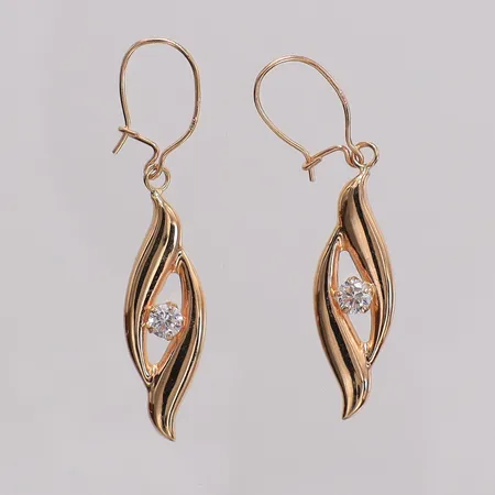 Örhängen med kubisk zirkonia, längd 36mm bredd 7,1mm, krokar, GHA. 18K Vikt: 0,9 g