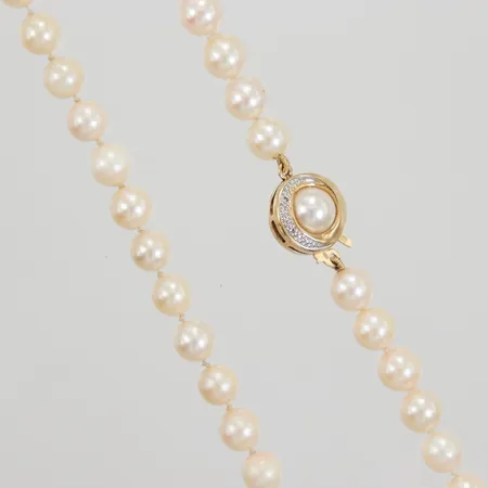 Pärlcollier med odlade saltvattenspärlor Ø ca 6,2mm, längd 48cm, lås med pärlor och 8/8 slipade diamanter 4x ca 0,005ct, 18K Vikt: 0 g