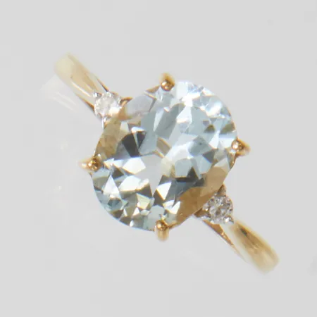 Ring med en ljus akvamarin 10,94 x 8,75mm samt diamanter 2 x ca.0,01ct, stl:17, bredd: 2-9,9mm, slitage på skenans undersida, 9K Vikt: 2,4 g