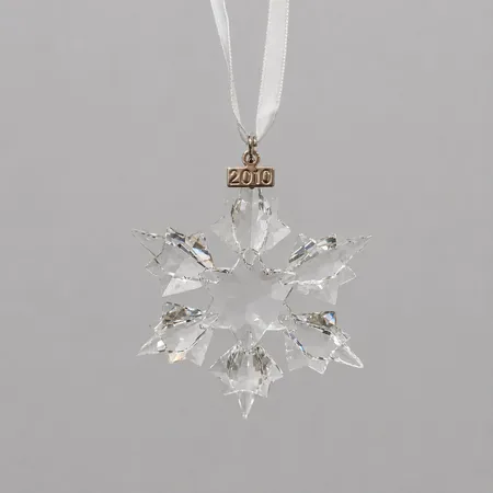 Julornament Swarovski 2010, snöflinga ca 85x65mm, sidenband, ask, fläckar på ytterkartong