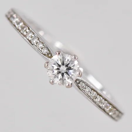 Ring med diamanter ca 0,26ctv ca W-SI stl 16 GHA 18K Vikt: 2,6 g