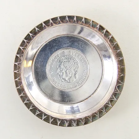 Minitatyrskål med myntinlägg Ø65mm höjd 1,5cm mynt i oädel metall silver 830/1000 Vikt: 32,2 g