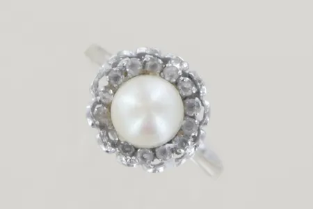 Ring med stenar/pärla stl:18 bredd 13 mm, stenar saknas 14K 7 Vikt: 4 g