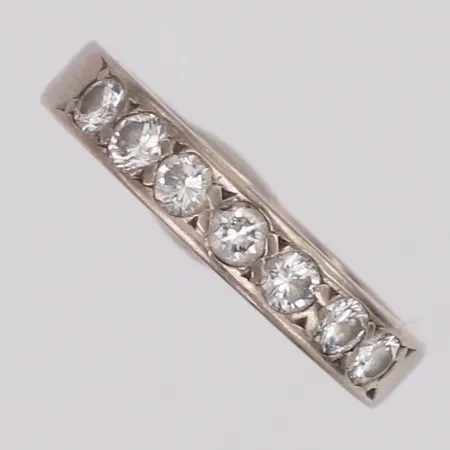 Ring med diamanter 7xca0,06ct stl:16¼, bredd 3,5mm, vitguld Ceson Guldvaru Ab 18K Vikt: 5,1 g