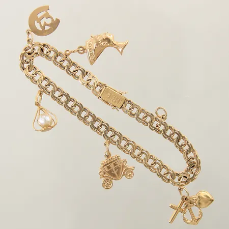 Armband Bismarck med 5 berlocker längd 18,5cm, bredd 6-11,7mm, en extra ögla 18K Vikt: 19,2 g