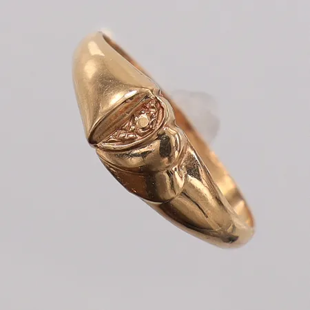Ring stl:16 bredd 2,1-6,3mm, bucklig, skev. 18K Vikt: 1,7 g