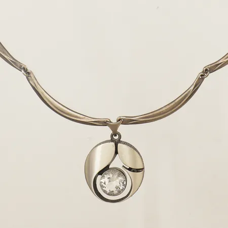 Collier med bergkristall Finnfeelings, Karl Laine för Sten & Laine längd 42,5cm bredd 4,6mm  Ø24,5mm silver 925/1000 Vikt: 20,9 g