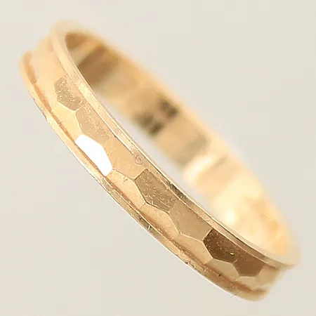Ring med dekor stl: 17½, bredd 2,9mm, gravyr 18K  Vikt: 2 g