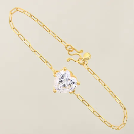 Armband samt integrerat hänge med vit sten längd 14,5cm, bredd 1,9-11,6mm, minimal buckla, Thaiguld 23K Vikt: 3,2 g