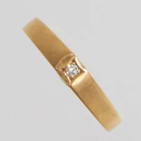 Ring med diamant 1x 0,02ct, stl: 17½, bredd: 2-3,5mm, svenska stämplar, 18K  Vikt: 1,6 g
