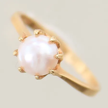 Ring med odlad pärla stl: 16½, bredd 1,6-6,6mm 18K  Vikt: 2,1 g