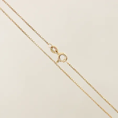 Kedja Venezia längd 46,5cm, bredd 0,8mm, något vriden länk 18K Vikt: 2,7 g