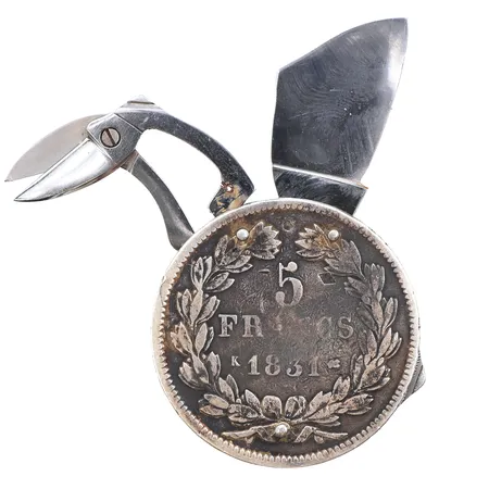 Fickkniv, Armékniv i form av ett mynt, med sax, kniv och slip, oädel metall.
