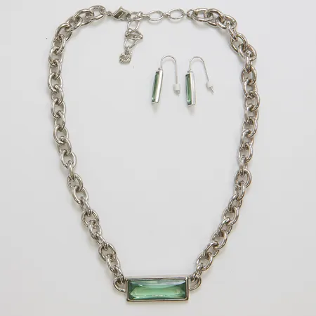 Smyckeset Swarovski, collier längd: 46cm, bredd: 9-14mm, örhängen, krok, längd: 25,5mm, bredd: 7mm, gröna stenar, vit metall, etui.