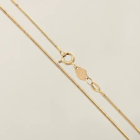 Kedja ormlänk ca 44cm, bredd 1,4mm, brott på länk, textilrester, 18K Vikt: 8,2 g