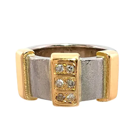 Diamantring i 18K guld, tvåfärgad modell, Diamanter 6 x 0,02ct, Guldsmedjan AB (GIH), Hässleholm, stl:16½ mm, bredd 8-10 mm, gravyr Vikt: 15,9 g