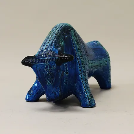 Figurin Tjur Aldo Londi Bitossi, Rimini Blue, Italien, höjd 15cm längd 31cm smärre glasyrbortfall på fot. Skickas med postpaket.