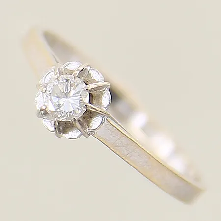 Ring med diamant 0,16ct enligt gravyr Guldfynd AB stl:16½ bredd 1,8-5,8mm behov av omrodiering 18K Vikt: 1,9 g