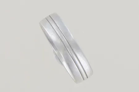 Ring stl:19¾, bredd 6 mm, silver 925/1000 Vikt: 5,4 g