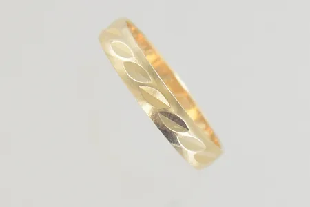 Ring stl:17½ bredd 4 mm, graverad 18K Vikt: 1,6 g