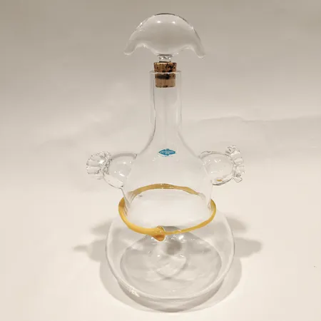Karaff Art Josefina Björn Weckström, för Nuutajärvi Notsjö, höjd 30cm Ø15cm signerad "Björn Weckström Nuutajärvi Notsjö" etikettmärkt handblåst klarglas  Skickas med postpaket.