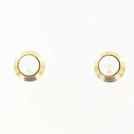 Örhängen med odlade pärlor Ø5mm, total diameter 8,5mm, skruvfästen, 1 stav något skev, 18K Vikt: 1,9 g