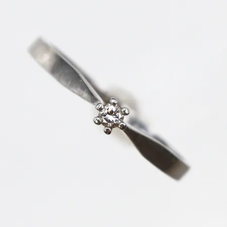 Ring med diamant, 0,05ct enligt gravyr, stl:17½, vitguld, 18K. Vikt: 2 g