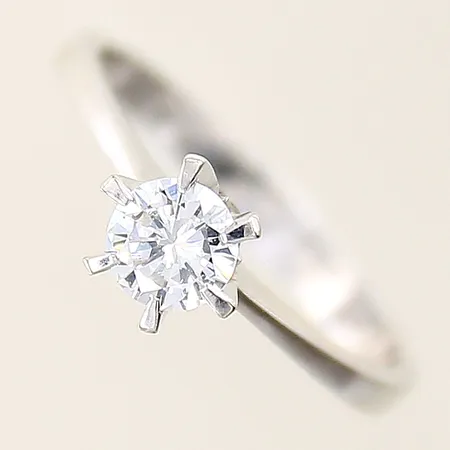Ring med briljantslipad diamant 0,43ct enligt gravyr, kvalitet W(H)/IF enligt gravyr, stl 17½, bredd 2,5-5mm, gravyr, 18K  Vikt: 2,8 g