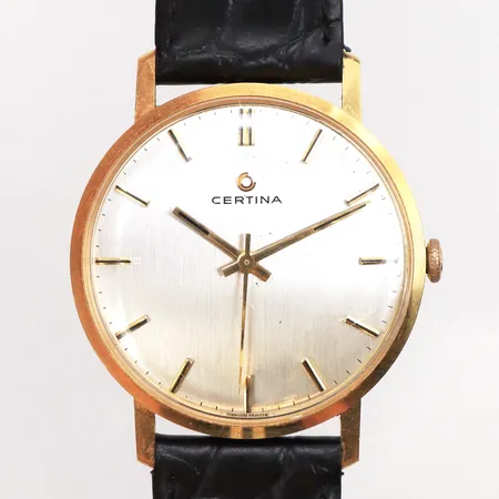 Herrur Certina i 18K, manuell Ø34mm, läderband, graverad "för nit och redlighet i rikets tjänst", tickar igång, bruksslitage på plexiglas, inga tillbehör.