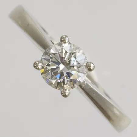 Enstensring med diamant 1x 0,70ct R/SI1 enligt laserinskription: 1339624849, stl: 16¾, bredd: 1,2-2,5mm, personlig gravyr, certifikat medföljer samt etui, Platina 950/1000 Vikt: 4,9 g