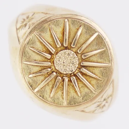 Klackring dekor stl:19¼ bredd 4,5-16,7mm, 14K  Vikt: 7,9 g