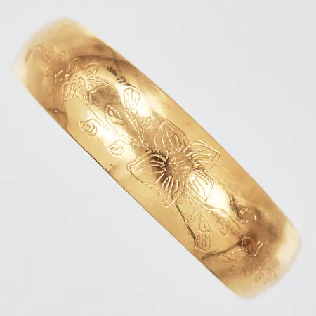 Ring med mönstrad dekor GFAB stl: 15¾ bredd 2-5mm bucklig , 18K Vikt: 1 g