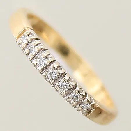 Ring med diamanter 0,07ctv enligt gravyr stl: 16, bredd 2mm, gravyr 18K Vikt: 2,2 g