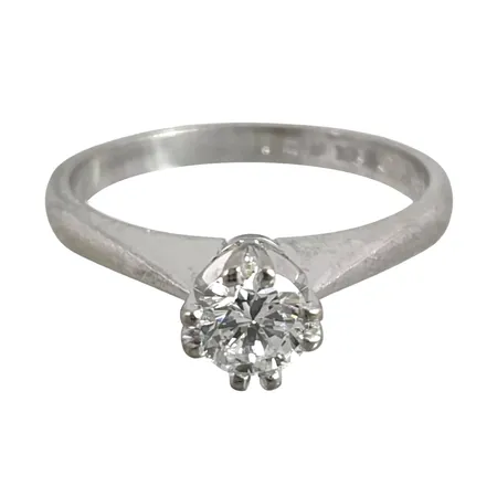 Diamantring i 18K vitguld, Diamant 0,23ct, graverat på skenans insida, Guldfynd (GFAB), svensk kontrollstämpel, stl:16,0 mm, bredd 2 - 4,7 mm Vikt: 2,5 g