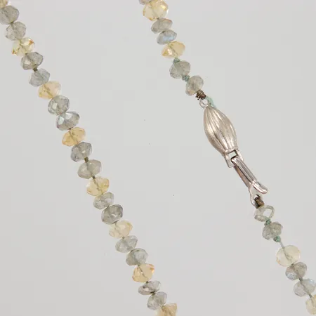 Collier med stenar 64cm, bredd 5,4mm, lås vitguld 18K. Bruttovikt: 22,8g Vikt: 0 g