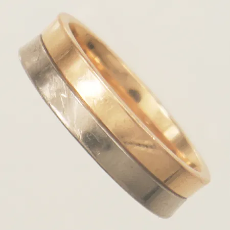 Ring tvåfärgad stl:19½, bredd 6mm, hack i skena, Schalins 18K  Vikt: 9,1 g