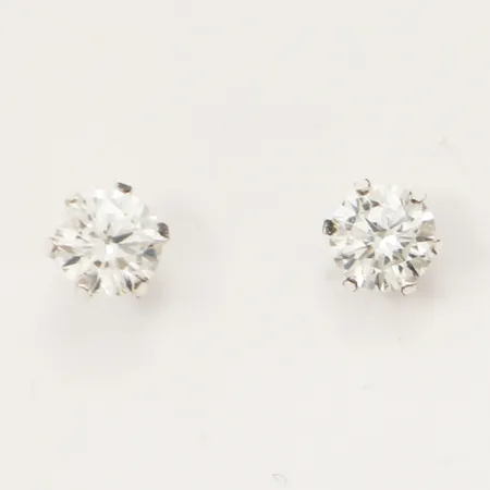 Ett par örhängen med vita stenar Ø4,6mm silver 925/1000 Vikt: 0,6 g