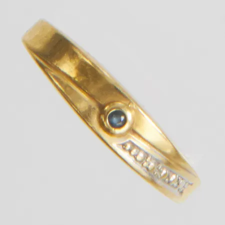 Ring med blå sten stl:17¾, bredd: 2-4,5mm, 18K Vikt: 1,3 g