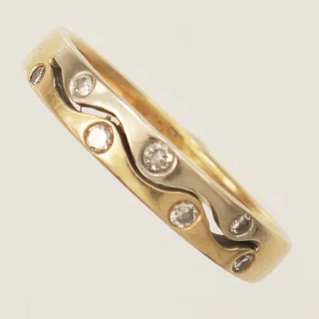 Ring med diamanter 7xca0,02ct stl:18½, bredd 4mm, vitgulds detaljer GHA 18K Vikt: 3,4 g