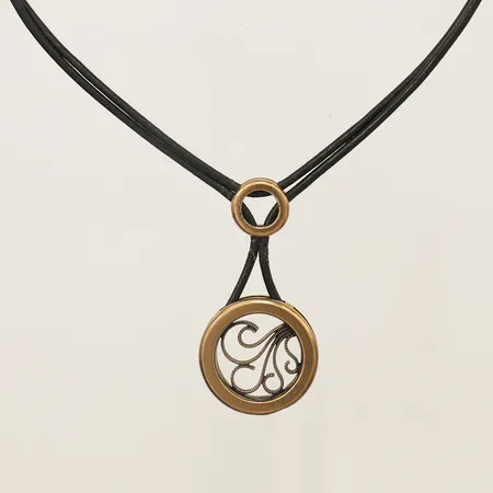 Collier Kalevala Koru Vellamo-riipus, design Päivi Harjuhaahto längd 41cm bredd Ø27mm, lite slitet  läderband, brons etui