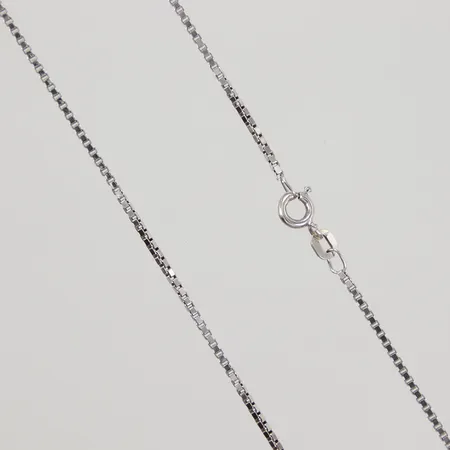 Kedja Venezia 60cm, bredd 1,3mm, en extra ögla på kedjan, ostämplad vitguld 18K Vikt: 9 g