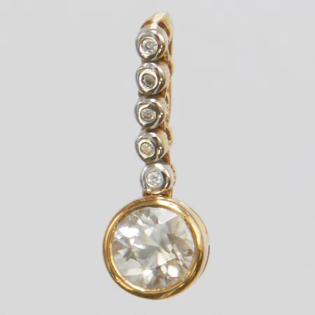 Hänge med en vit zirkon Øca.5,5mm samt diamanter 5 x ca.0,005ct, längd: 19mm, bredd: 7mm, 9K Vikt: 1,3 g