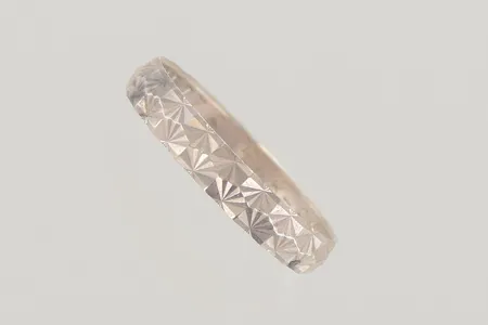 Ring stl:19½, bredd 4 mm, graverad 8K Vikt: 1,6 g