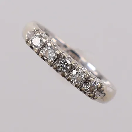 Alliansring med diamanter 0,30ctv enligt gravyr, stl:16 bredd 2,7-3,3mm, vitguld i behov av rodiering. 18K Vikt: 3,3 g