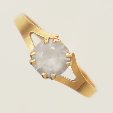 Ring med syntetisk blå spinell stl:16¾, bredd 1,5mm 18K Vikt: 1,4 g