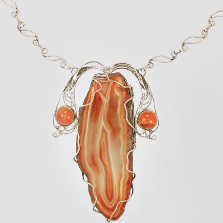 Collier med integrerade hänge agat och bärnsten längd 53cm bredd 1-7mm hängdel 12-70mm ostämplad, silver Vikt: 58,5 g
