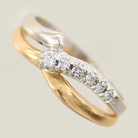 Ring med diamanter 6 x 0,02ct stl:17½ bredd 3-7mm delvis vitguld två hoplödda ringar 18K Vikt: 3,3 g