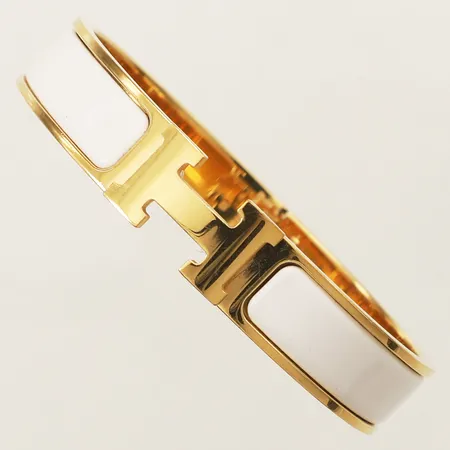 Armband Hermès Clic Clac H, guldmetall med vit emalj märkt Hermès Made in France FI 02 32, innermått ca 17cm 58x49mm, bredd 11,5 mm, kvitto från NK Stockholm 2022, dustbag etui