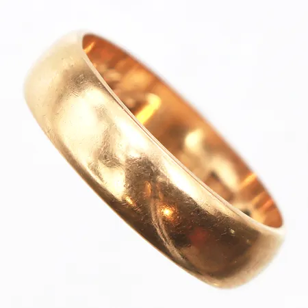 Slät ring, stl:18½, bredd 5,5mm, gravyr, 18K. Vikt: 5,3 g
