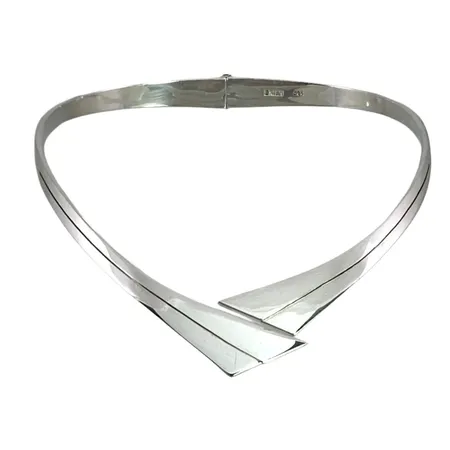 Halsring i silver 925/1000 Pär Norling för EXIGN, tung/kraftig modell, flexigångjärn baktill, inre omkrets 40 cm, bredd 6-23 mm, fint skick Vikt: 88,3 g